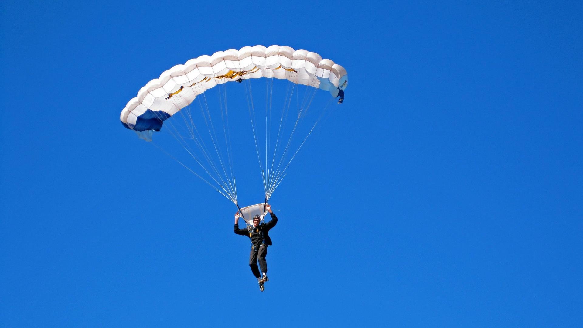 联盟与企业合作开展校园体育激励计划奖励优秀学生，学校体育奖项