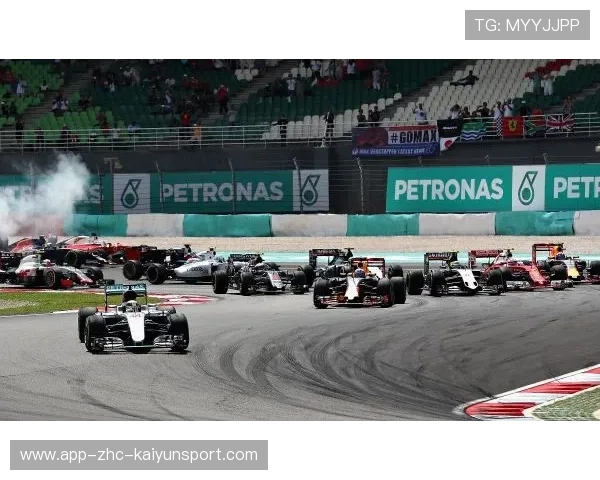 雨战混乱不堪！十辆赛车先后冲出赛道