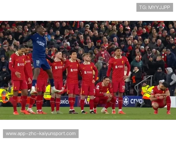 终场哨响后双方交换球衣，终场哨声响起